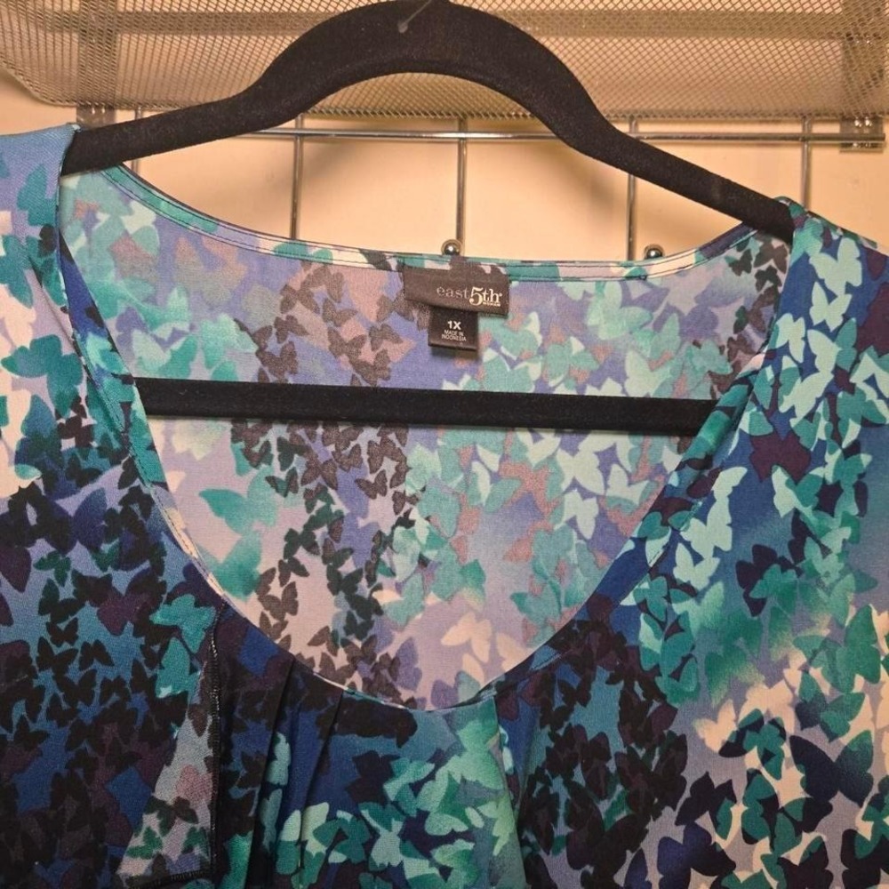 East 5th brand. Blue and green butterfly print top with ruffles Size 1X - Picture 4 of 6